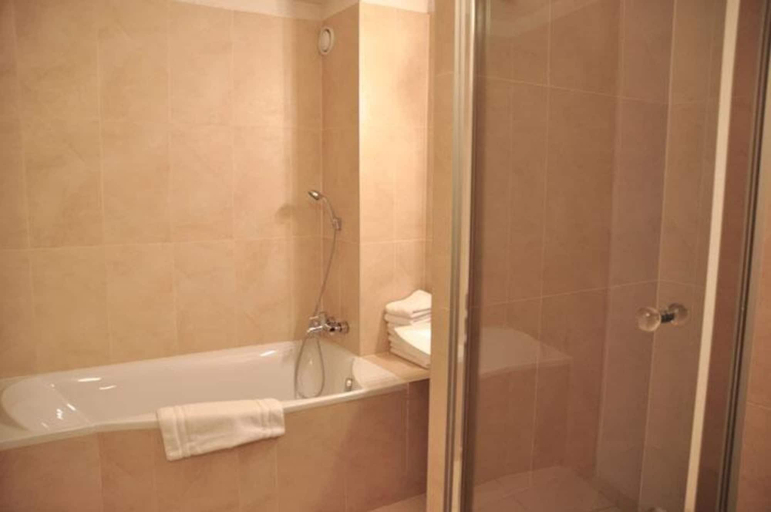 Bathroom 3, Hotel Diane, Moselle