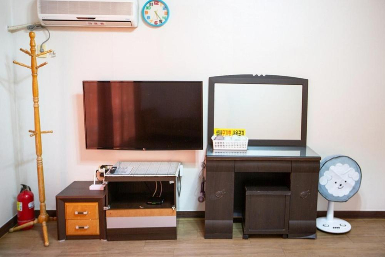 Others 3, Silver Glowing Sea Pension, Taean