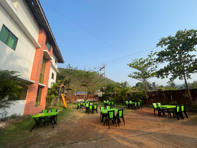 Outdoor dining, Blue Diamond Dapoli, Ratnagiri