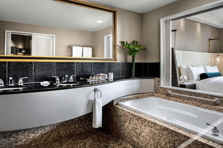 Bathroom, Fairmont Vancouver Airport - Gold Experience, Greater Vancouver