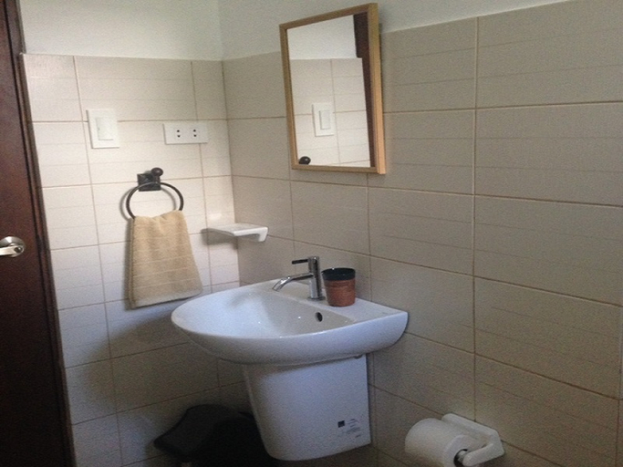 Bathroom 3, 47 Long Beach, Parañaque