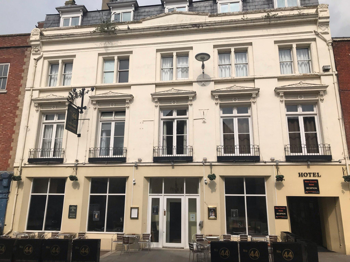 Exterior & Views