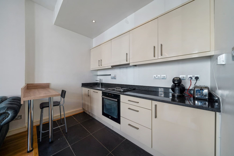 Room 3, Bright Queen s Park 1 bed apt, London