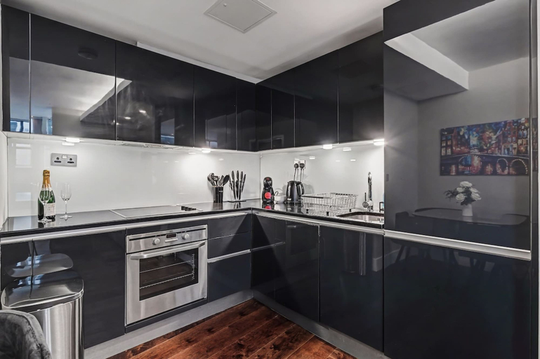 Room 5, Stylish and Central City Apt With 2 Bathrooms, London