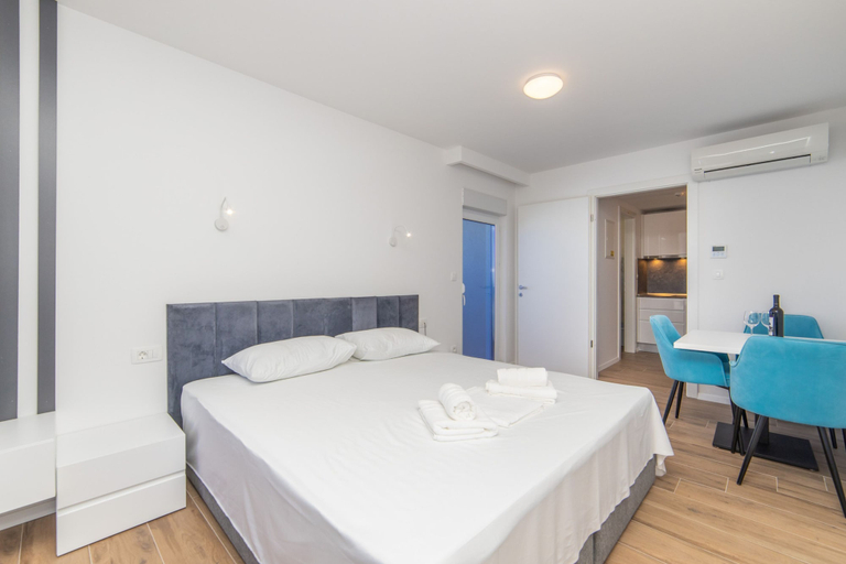 Room 5, Altiora Prestige Residence 303, Gradac
