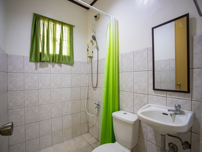 Bathroom 5, Lauriens Hotel Tagaytay, Tagaytay City
