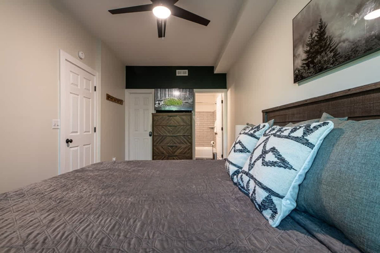 Room 5, Pet-friendly Hot Tub Soaker Tub Grill Full Kitchen, Sevier