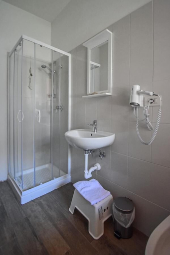 Bathroom 5, Hotel la pineta, Massa Carrara