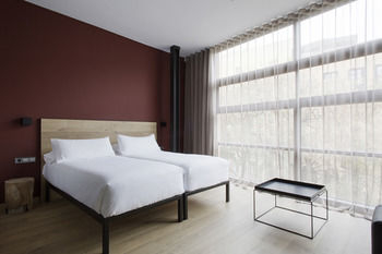 Others 5, Aspasios Born, Barcelona
