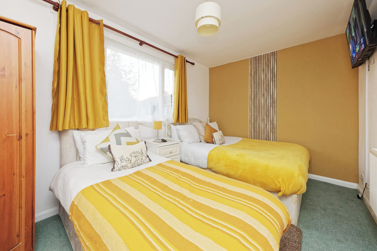 Room 5, House Sleeps 14 With Enclosed Garden, Kent