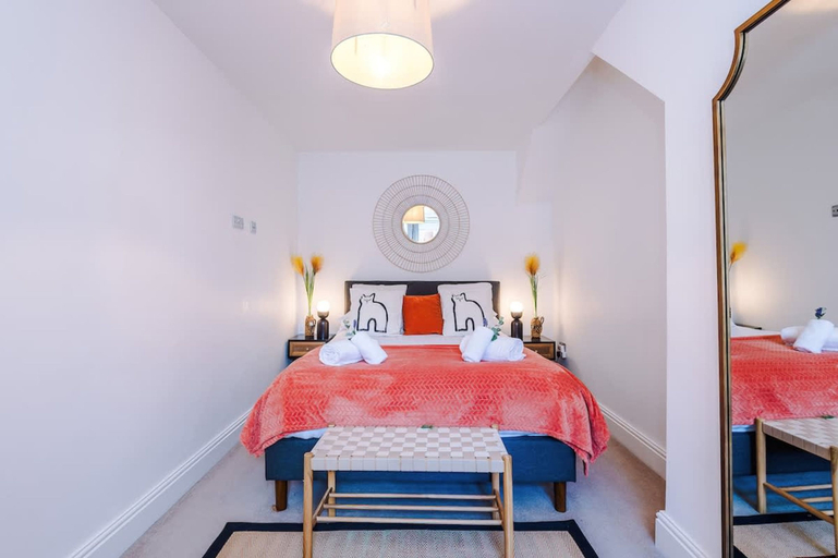 Room 2, Stylish 3-bed City Centre Home Private Parking, Cheshire West and Chester