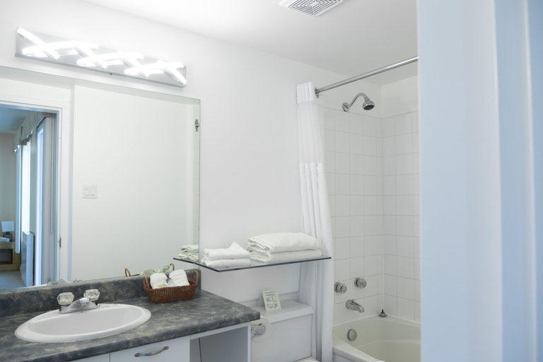 Bathroom 3, Auberge de la Riviere Saguenay, Le Fjord-du-Saguenay