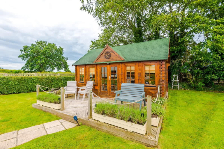 Room 2, NEW Stunning Cottage Ideal for Families Groups, Cheshire East