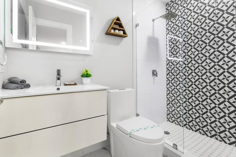 Bathroom 2, Villa Luxe - Modern by Glam Homes, Miami-Dade