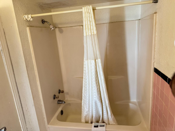 Bathroom 5, Welcome Motel, Bell
