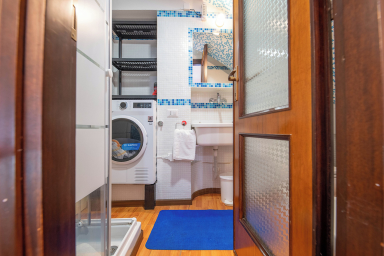 Bathroom 2, Yenne Home, Cagliari