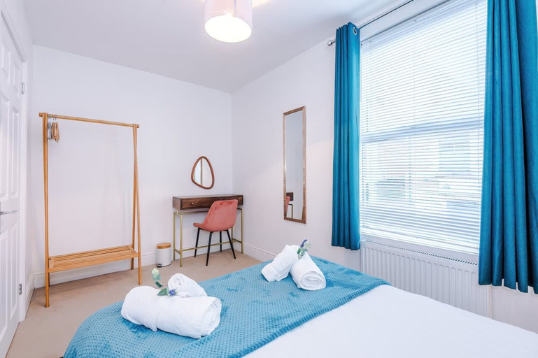 Room 3, Stylish 3-bed City Centre Home Private Parking, Cheshire West and Chester