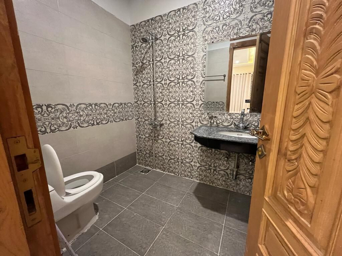 Bathroom 4, The Rich Hotel & Apartments, Lahore