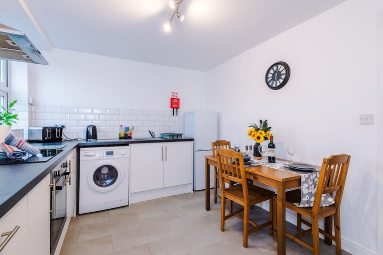 Room 5, Modern Apartment Ideal for Business Sleeps 3, Cheshire East