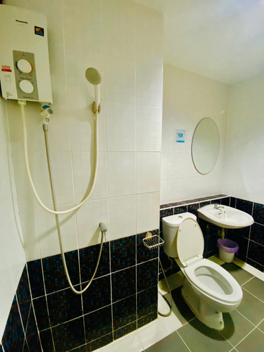Bathroom 4, Room58, Khlong San