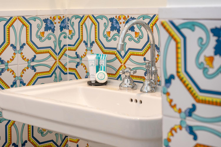Bathroom 5, Palazzo Gargiulo, Napoli