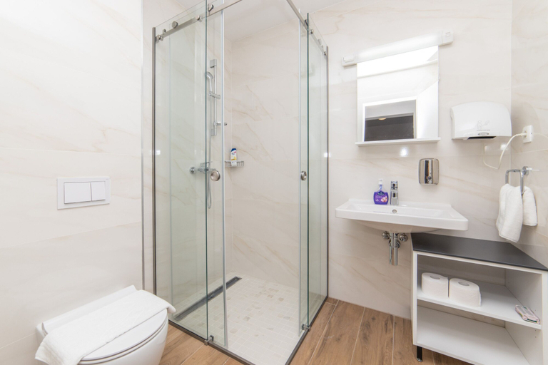 Room 4, Altiora Prestige Residence 102, Gradac