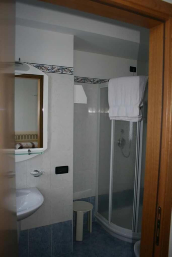 Bathroom 3, Hotel La Rua, Vicenza