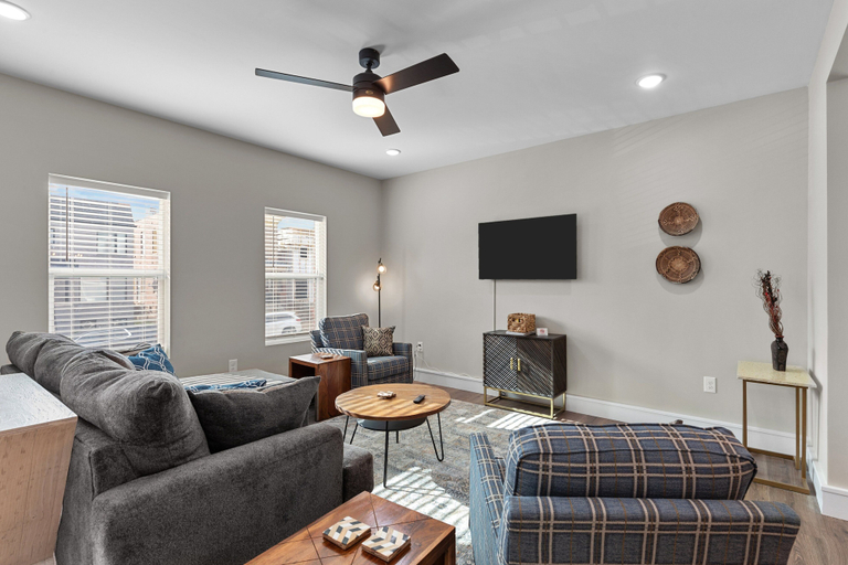 Interior 4, 3325: Bright Urban Comfort by JZ Vacation Rentals, Saint Louis