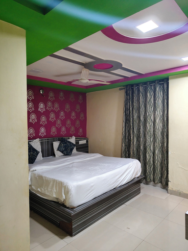 Room 5, Hotel Green Land, Ahmadabad