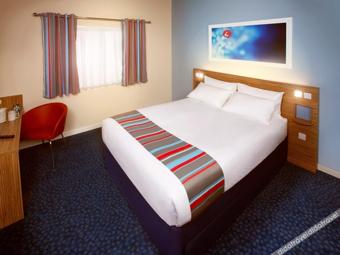 Bedroom 4, Travelodge Middlewich, Cheshire West and Chester