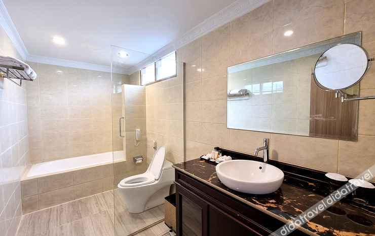 Bathroom 4, Toba Beach Hotel, Samosir