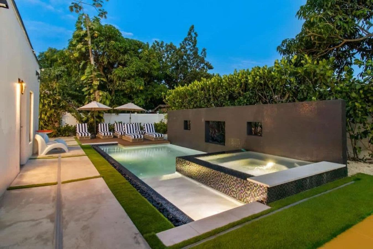 Pool 5, Luxury Miami Stay by Glam Homes, Miami-Dade