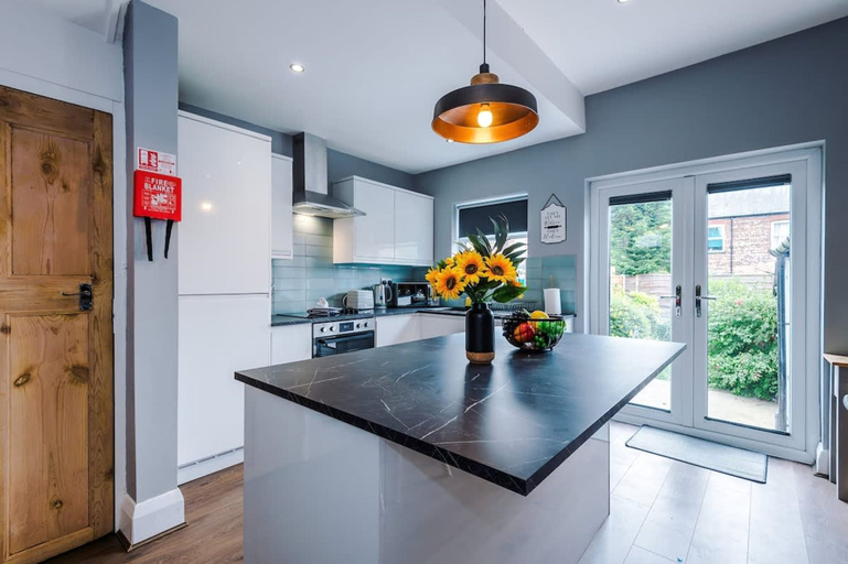 Room 2, NEW Spacious Home Ideal for Groups Free Parking, Salford