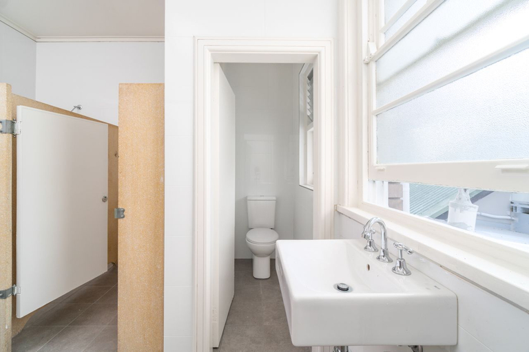 Bathroom, Sydney Junction Hotel, Newcastle - Throsby