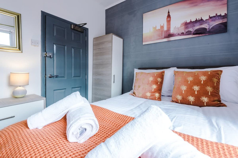 Room 2, Perfect for Business Large Groups Sleeps 8, Cheshire East