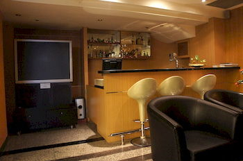 Others 2, Oakwood Bencoolen Singapore, Singapura