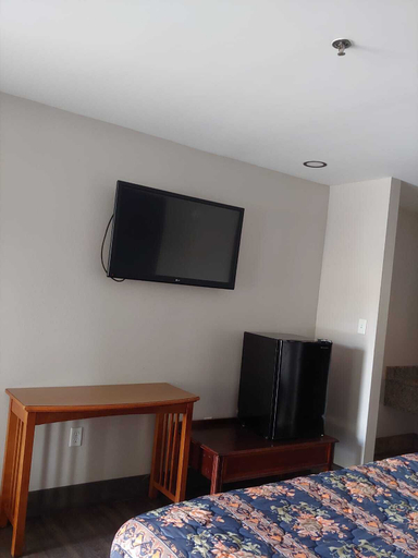 Bedroom 5, Budgetel Inn & Suites, DeKalb