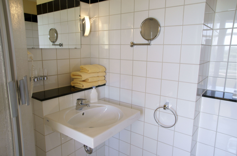 Bathroom 3, Hotel am Weberplatz, Dresden