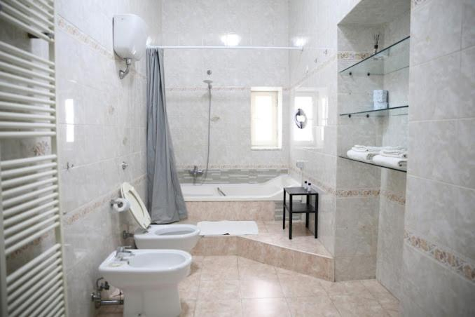 Bathroom 3, B&B Nancy, Napoli