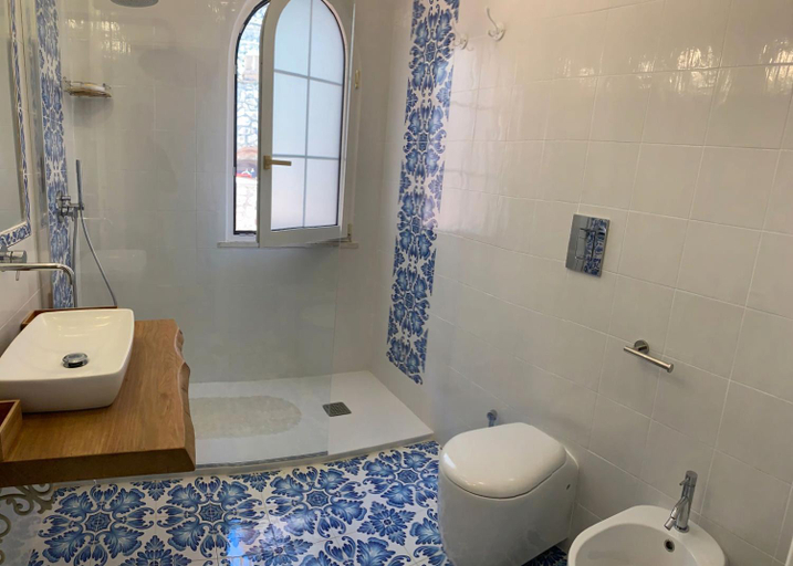 Bathroom 2, Casa Blu, Napoli