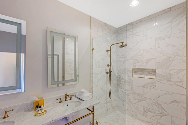 Bathroom 4, The Colonial Inn, an Ascend Collection Hotel, Orange