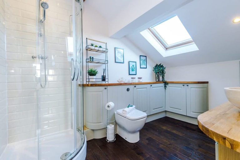 Room 5, Luxurious Private Home w Hot Tub Log Burner, Cumbria