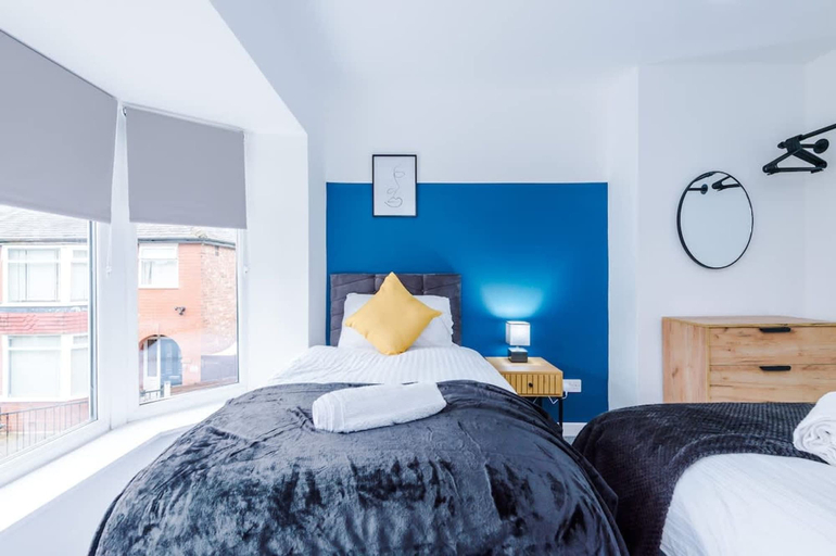 Room 2, Spacious 3-bed Ideal for Long-term Business, Tameside