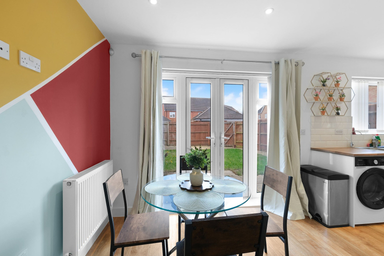 Dining room 5, Stylish 3 Bedroom Home with Garden, Slough