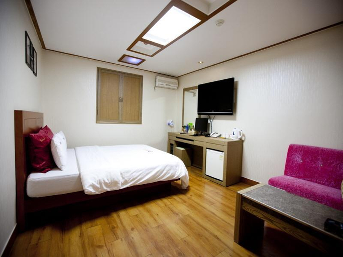 Bedroom 3, Chuncheon World Hotel, Chuncheon