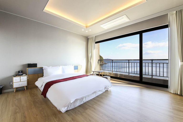 Bedroom 4, Gyeongnam goseong Hotel With7, Goseong