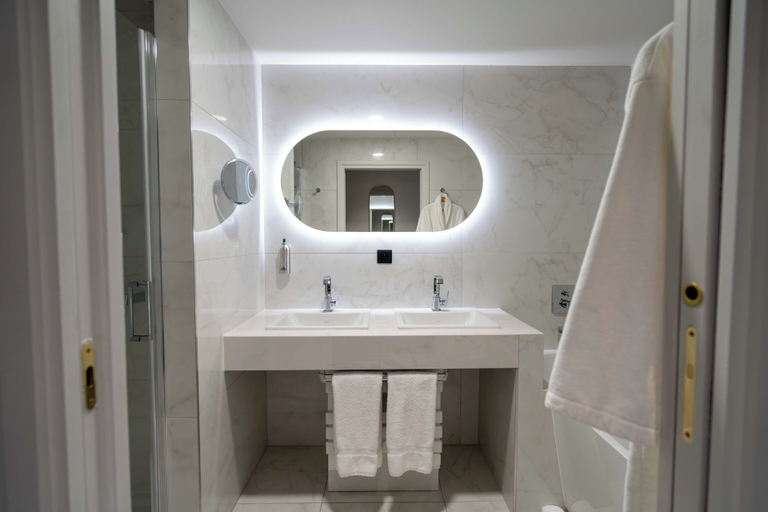 Bathroom 3, Hôtel et Restaurant Le Regina, Haute-Loire