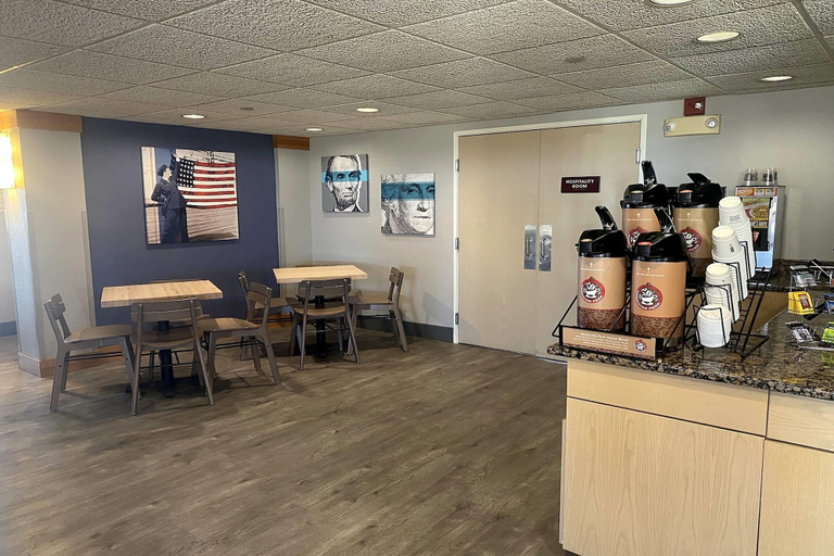 Food & Drinks 5, AmericInn by Wyndham Okoboji, Dickinson