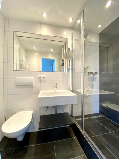 Bathroom 3, Hotel & Tafernwirtschaft zum Fischer, Dachau