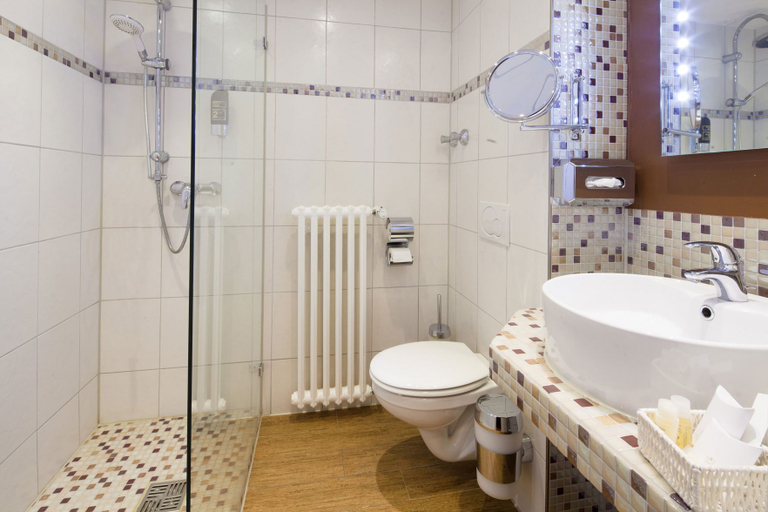 Bathroom 4, Hotel Mondial, Mettmann